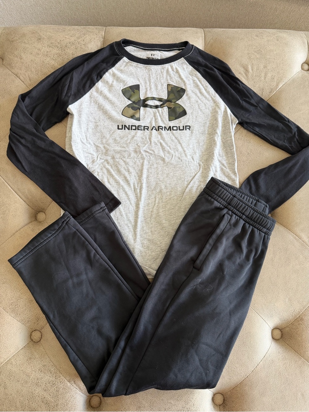 Under Armour boys gray long sleeve black sweatpants size medium outfit